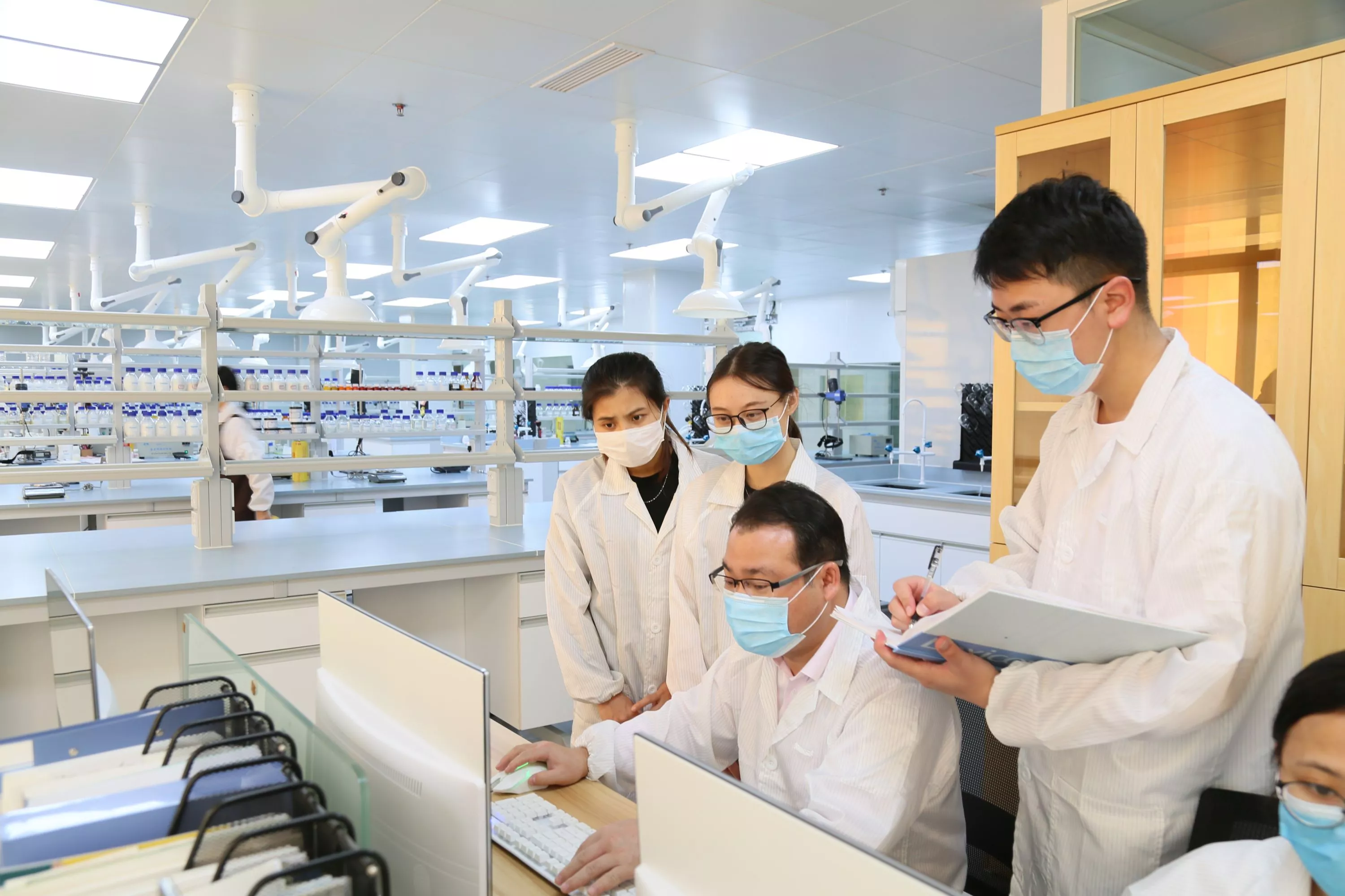 研究院由李海航博导带领，其中博士2名、硕士5名，80%以上拥有本科学历。